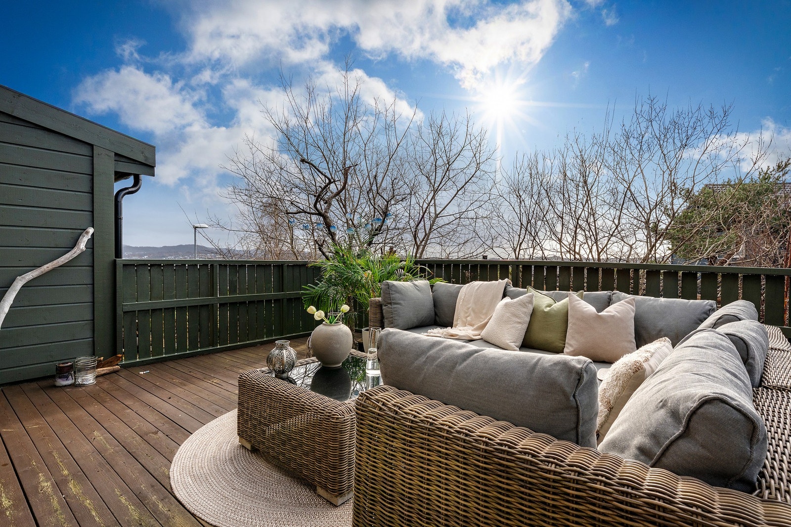 Uteplassen er sørvest-vendt med suverene solforhold helt ned til solnedgang. Galleribilde