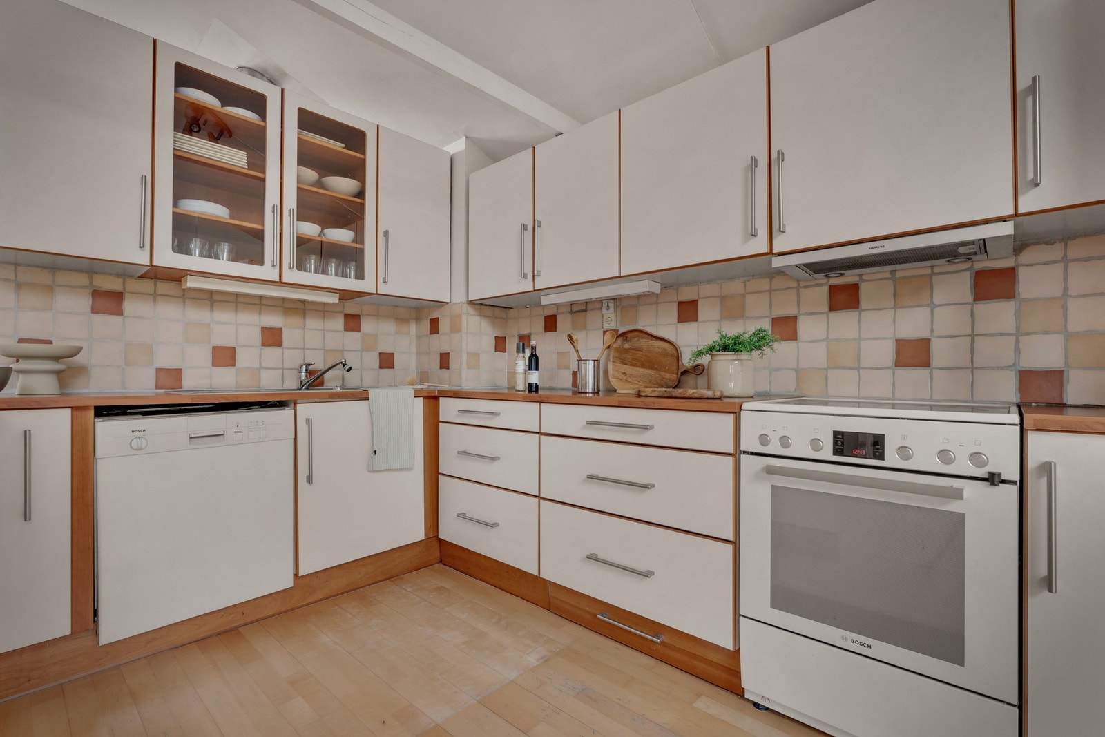 Kjøkkenet er pent og tidløst innredet i dansk design fra Invita. Galleribilde