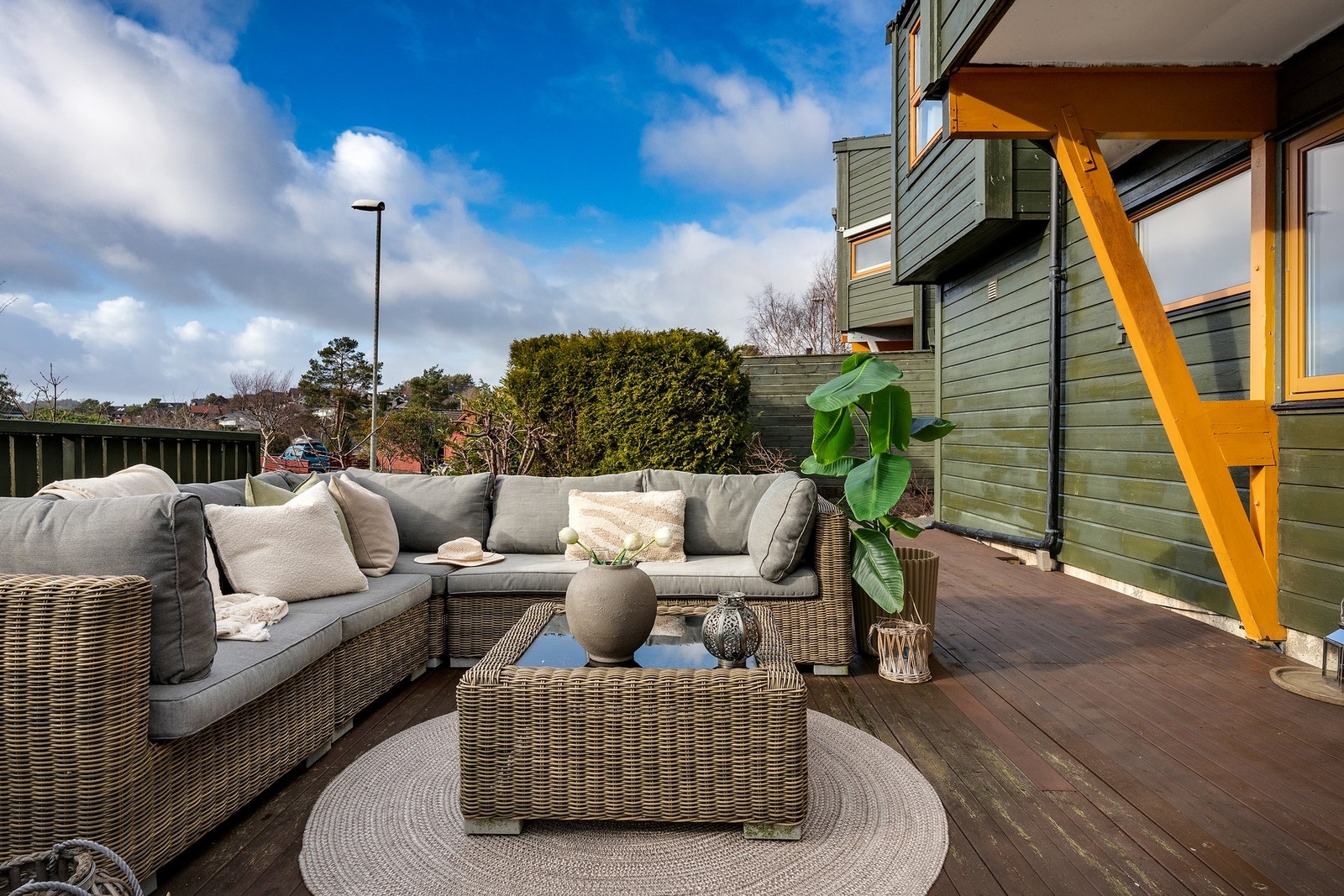 Nydelig uteplass med god plass til hagemøbler. Galleribilde