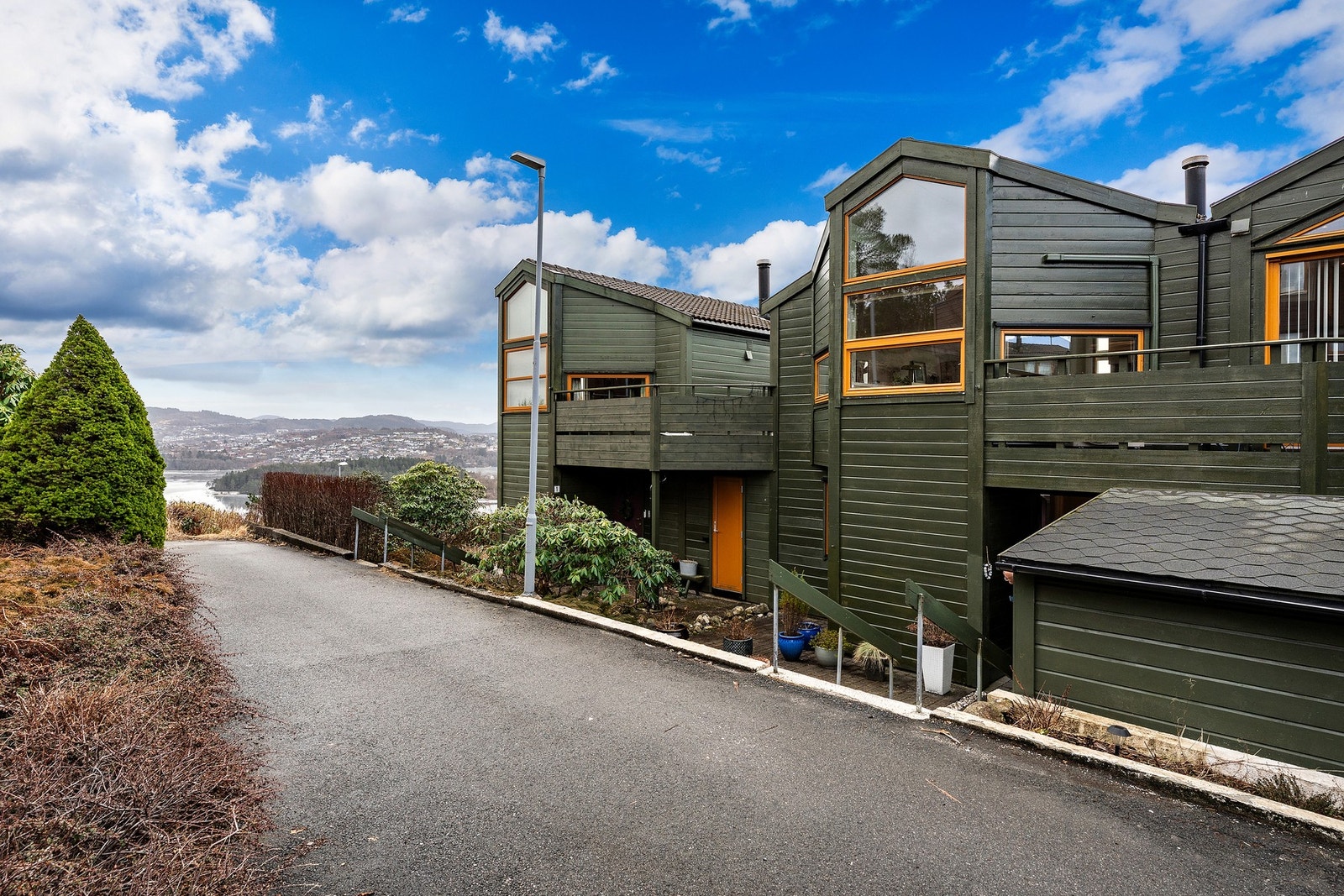 I 2023 ble kledning delvis fornyet og huset ble malt. Samme år ble også utestikkontakter installert ved altan og terrasse. Tak ble skiftet i 2020/2021. Galleribilde