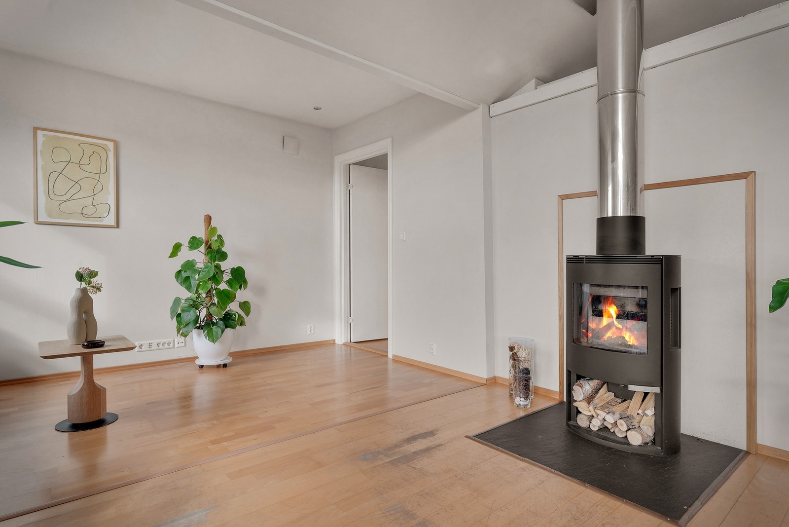 Det er 2-stavs parkett på gulv og lysmalte overflater. Ny rentbrennende vedovn ble installert i 2017. Galleribilde