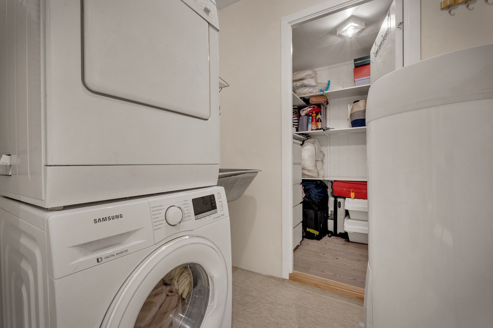 I 2025 ble ny varmtvannsbereder installert og vegger på vaskerom malt. Galleribilde