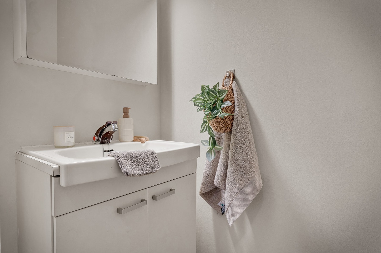 Wc-rommet ble i 2025 oppgradert med nytt toalett og støpt gulv. Galleribilde