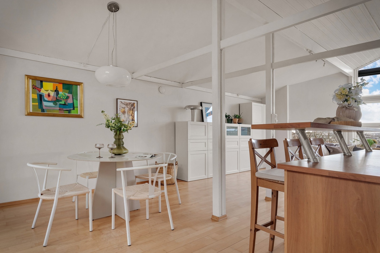 Ved kjøkkenet er det også plass til et spisebord. Galleribilde