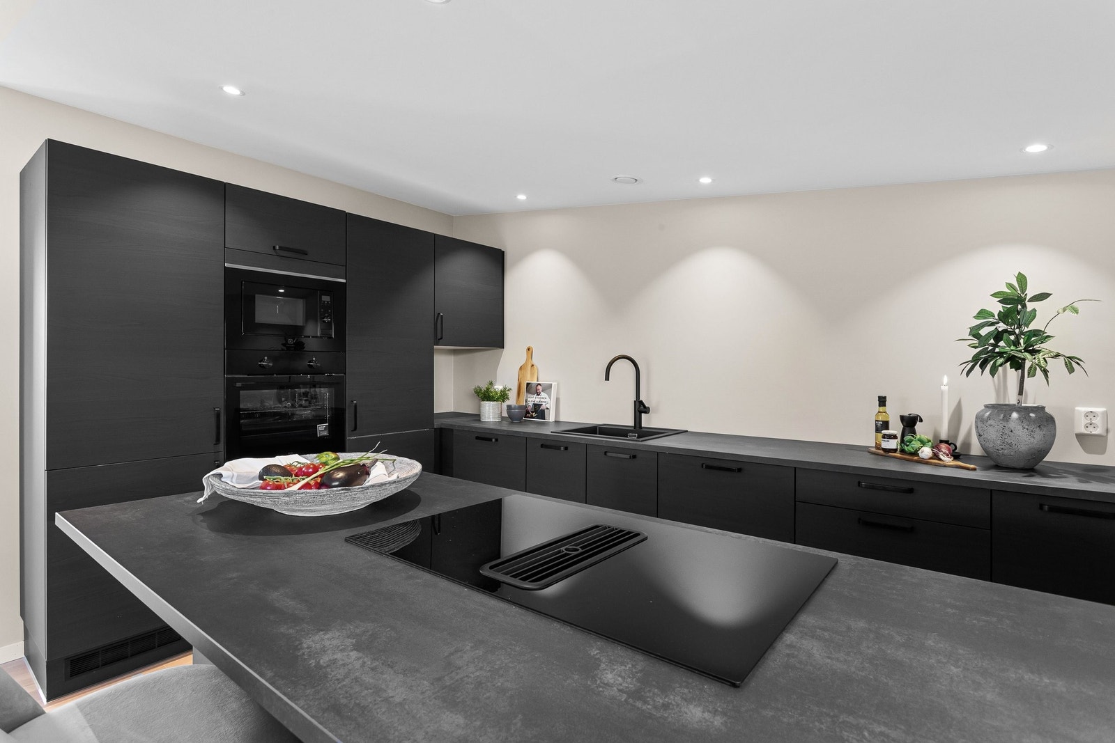 Kjøkkenet forener stilfullt design med praktisk funksjon. Galleribilde