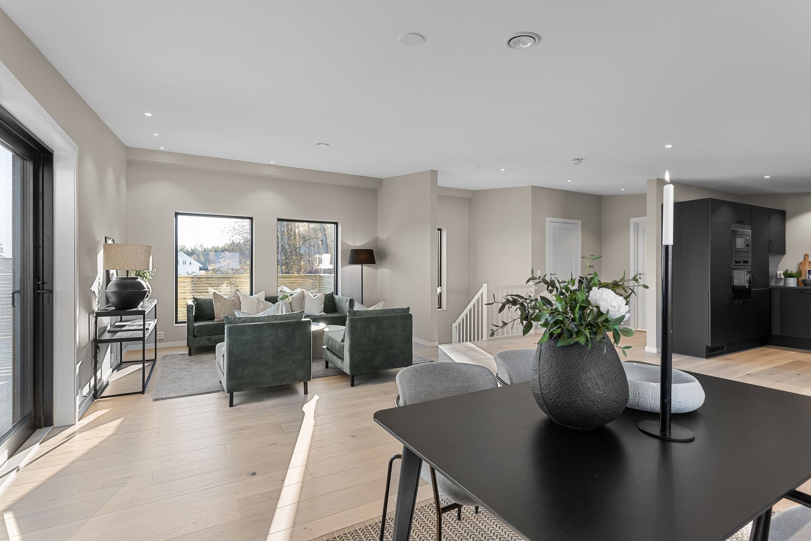 Rommet er lyst og romslig, med god plass til både salong og spisestue. Galleribilde