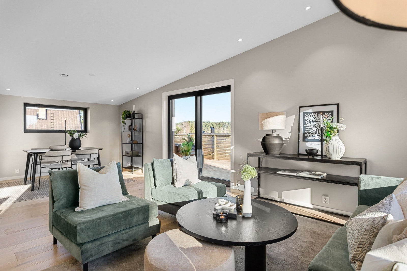 Stuen preges av store vindusflater som sikrer rikelig naturlig lys. Galleribilde