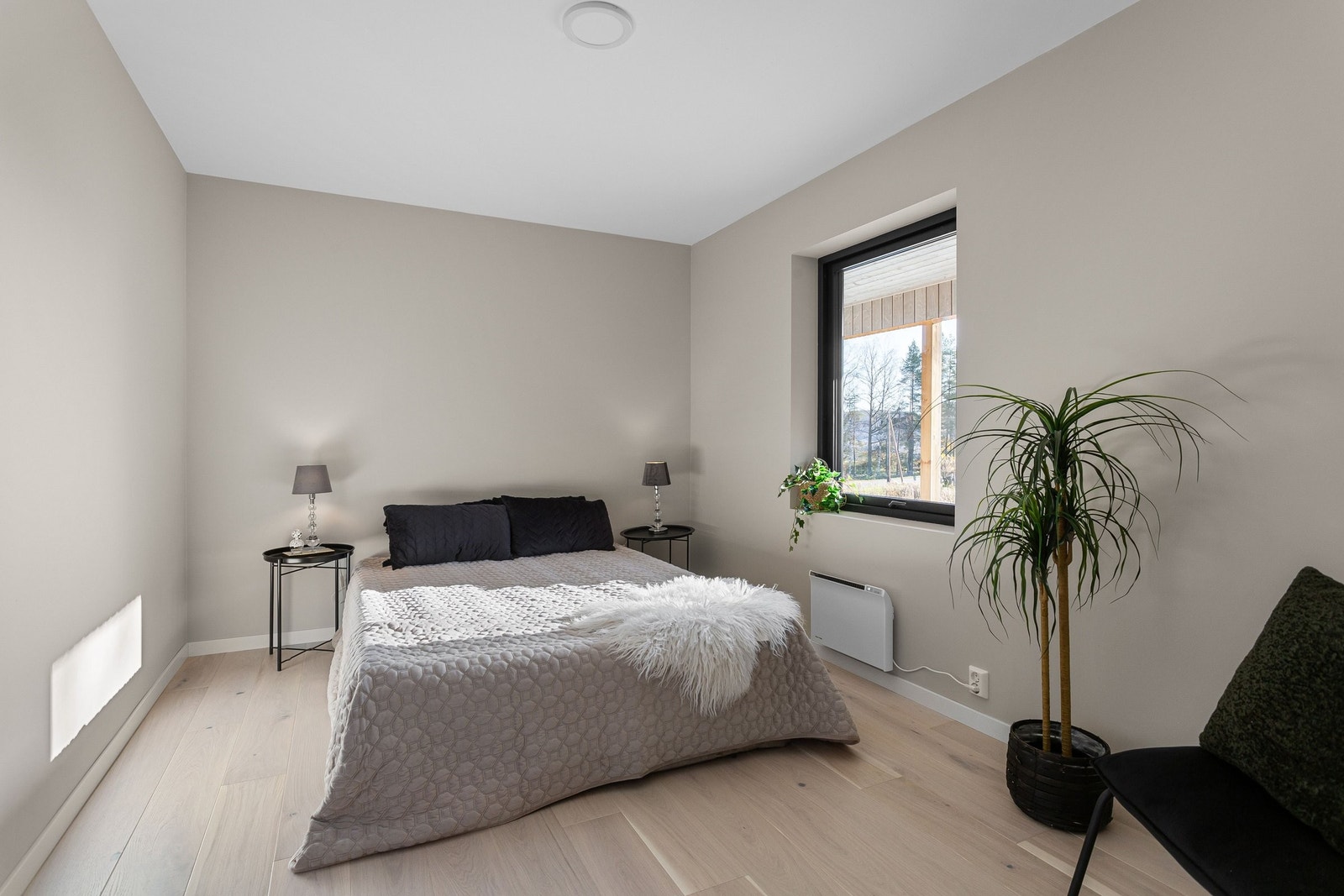 Alle soverommene har god plass til både seng, garderobe og skrivebord. Galleribilde