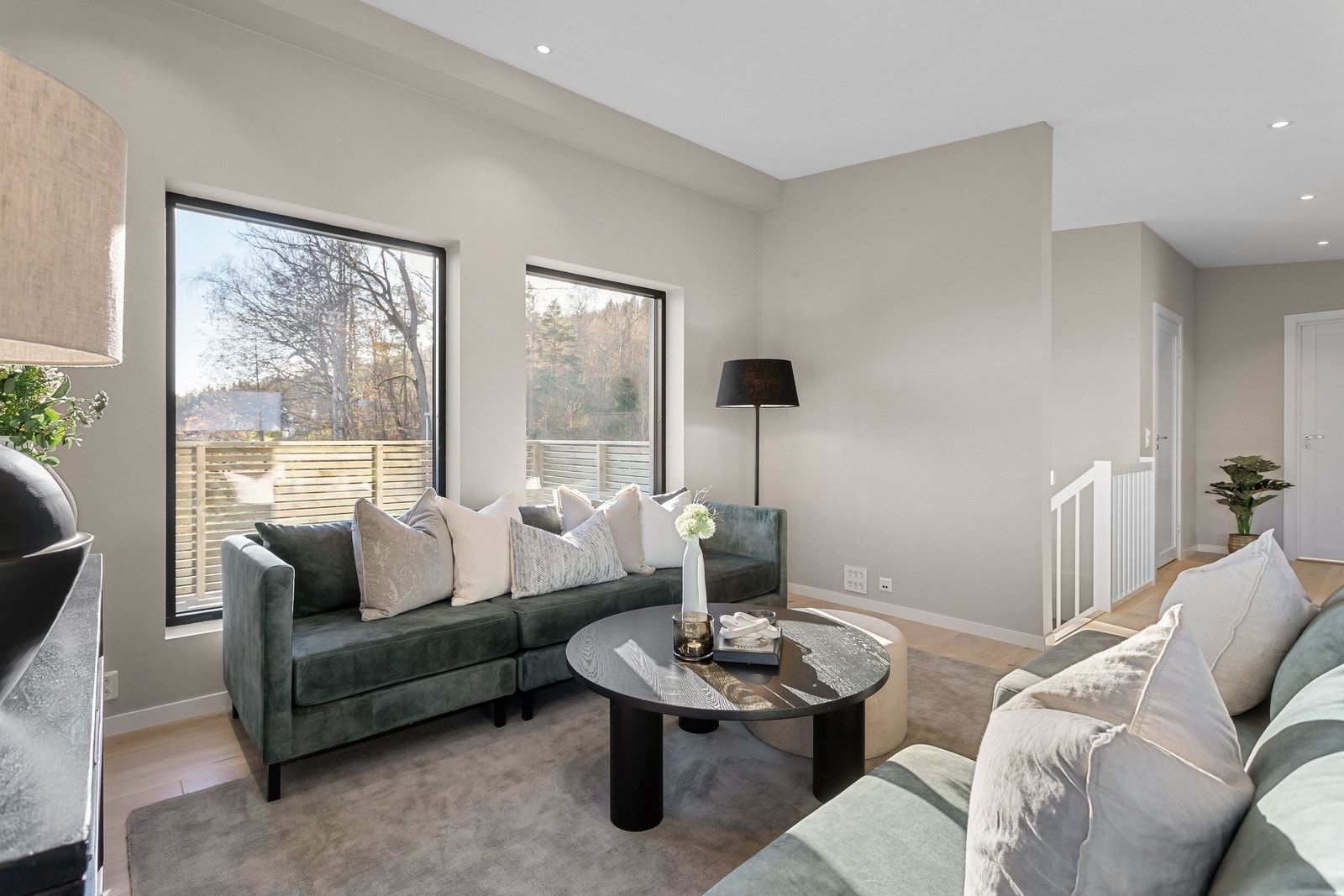 Stuen fremstår lys og innbydende, med en tidsriktig innredning, 1-stavs eikegulv fra Barlinek og slette vegger malt i en lun fargetone. Galleribilde