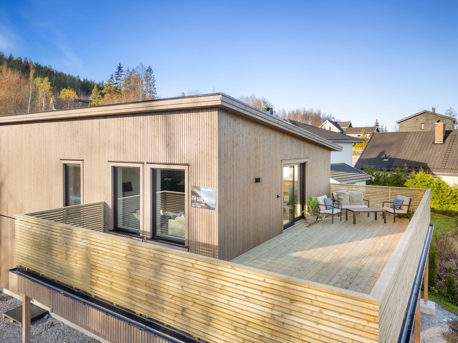 Stor terrasse på hele 43,9 kvm med plass til flere møbleringssoner, perfekt for å invitere venner til uforglemmelige sommerkvelder Galleribilde