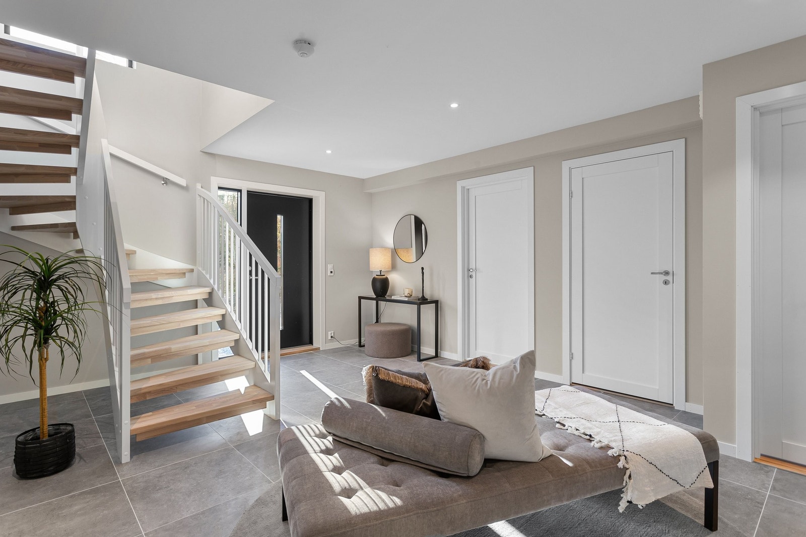 Boligen har en gjennomtenkt og velfungerende planløsning som går over 2 plan med 4 romslige soverom, der 3 av soverommene ligger samlet i 1.etasje. Galleribilde