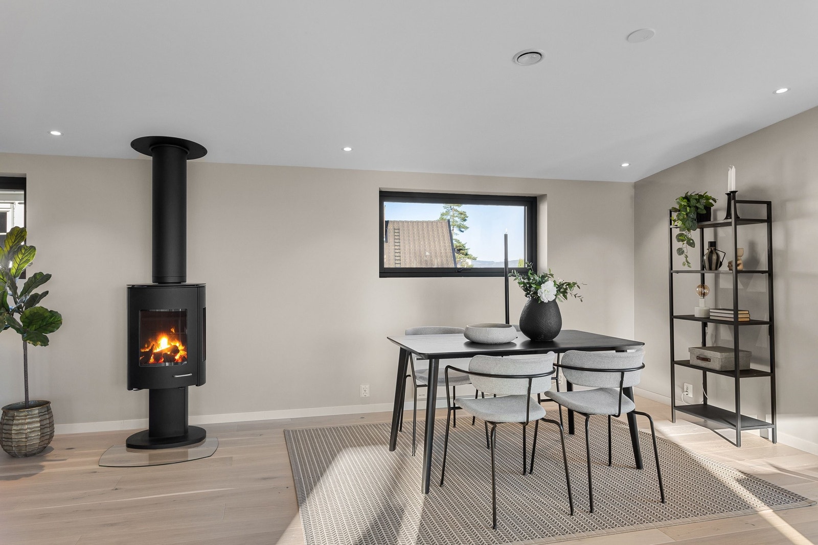 Spisebordet får en naturlig plass i rommet, perfekt for å dekke til mange gjester og skape rammen for hyggelige selskaper. Galleribilde