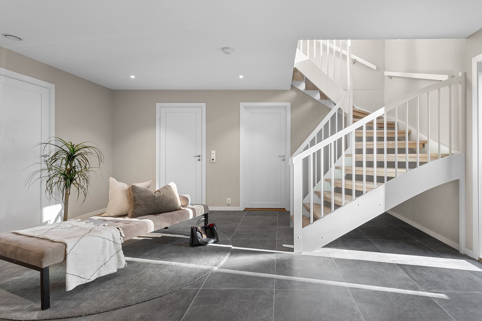 Garderobeplass for klær og sko bidrar til et oversiktlig og imøtekommende inngangsparti. Galleribilde