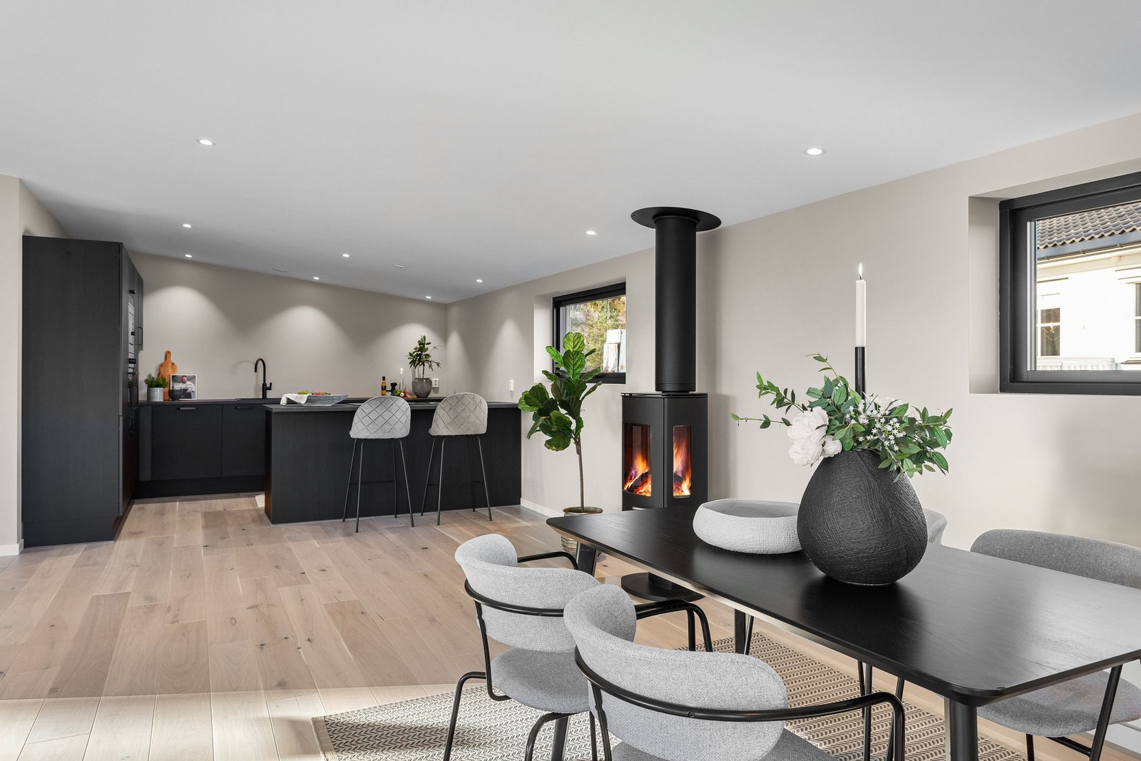 Åpen stue og spiseplass med rikelig lys og plass til både sofagruppe og spisebord. Galleribilde