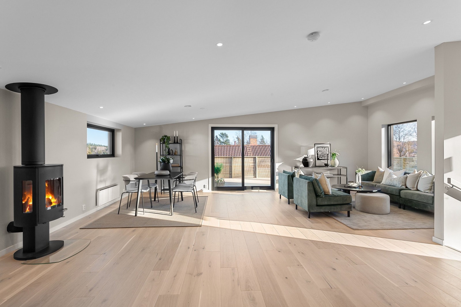 Stuen får et ekstra koselig preg med den innbydende vedovnen, som sørger for god varme på kjølige vinterkvelder. Galleribilde