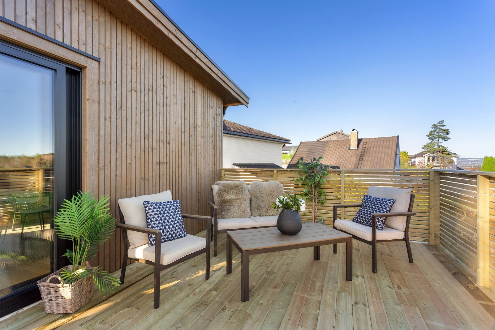 Uteplassen har en magisk stemning med lang solvandring, perfekt for å nyte de siste solstrålene i ro og fred. Galleribilde