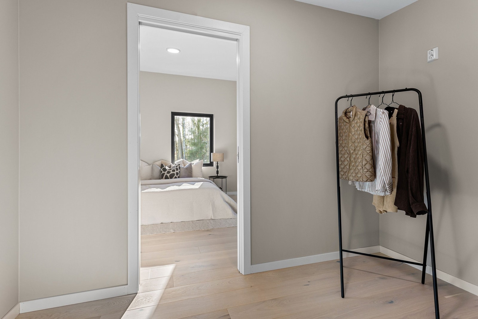 I tilknytning til hovedsoverommet ligger et praktisk walk-in closet med rikelig plass til garderobeløsning for klær, sko og tilbehør. Galleribilde