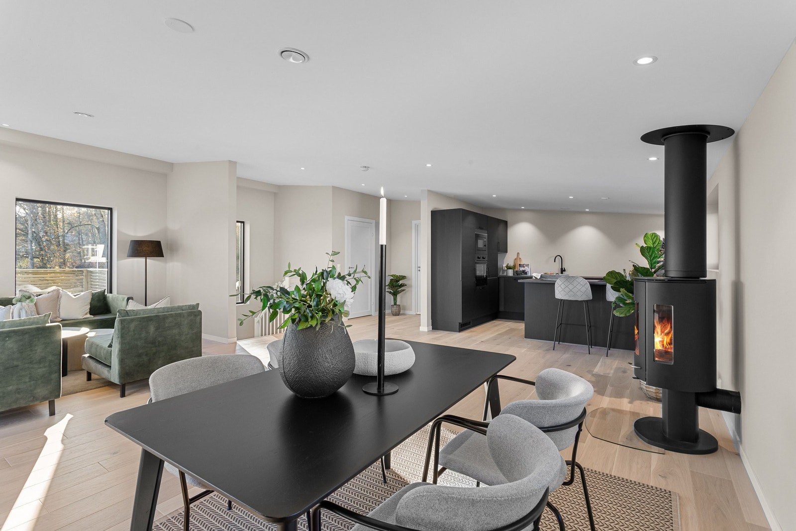 Velkommen til Knut Auberts vei 6! Stuen er romslig og gir fleksible møbleringsmuligheter, med plass til både sofagruppe og spisebord Galleribilde