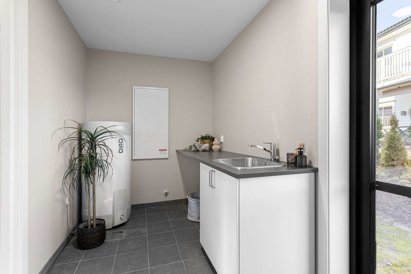 Vaskerommet i 1. etasje er praktisk innredet og har plass til både vaskemaskin og tørketrommel Galleribilde