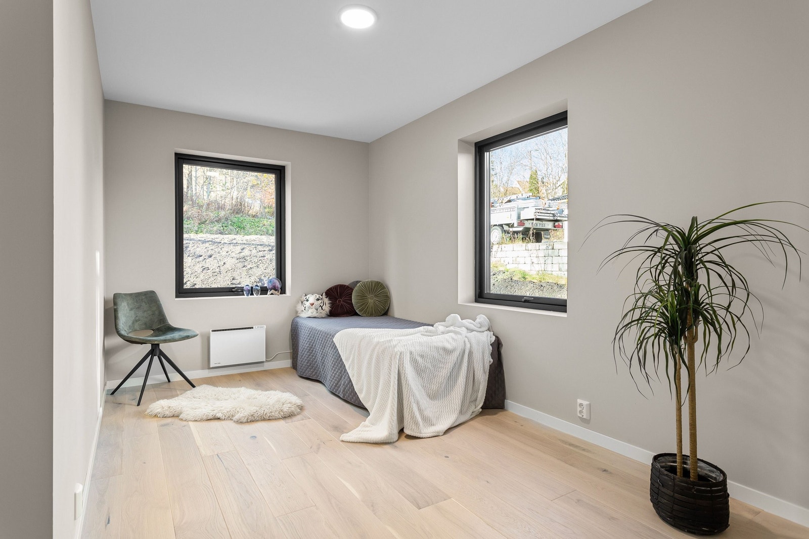 Store vinduer sikrer godt med lys og luft inn på soverommet og skaper en behagelig atmosfære. Galleribilde