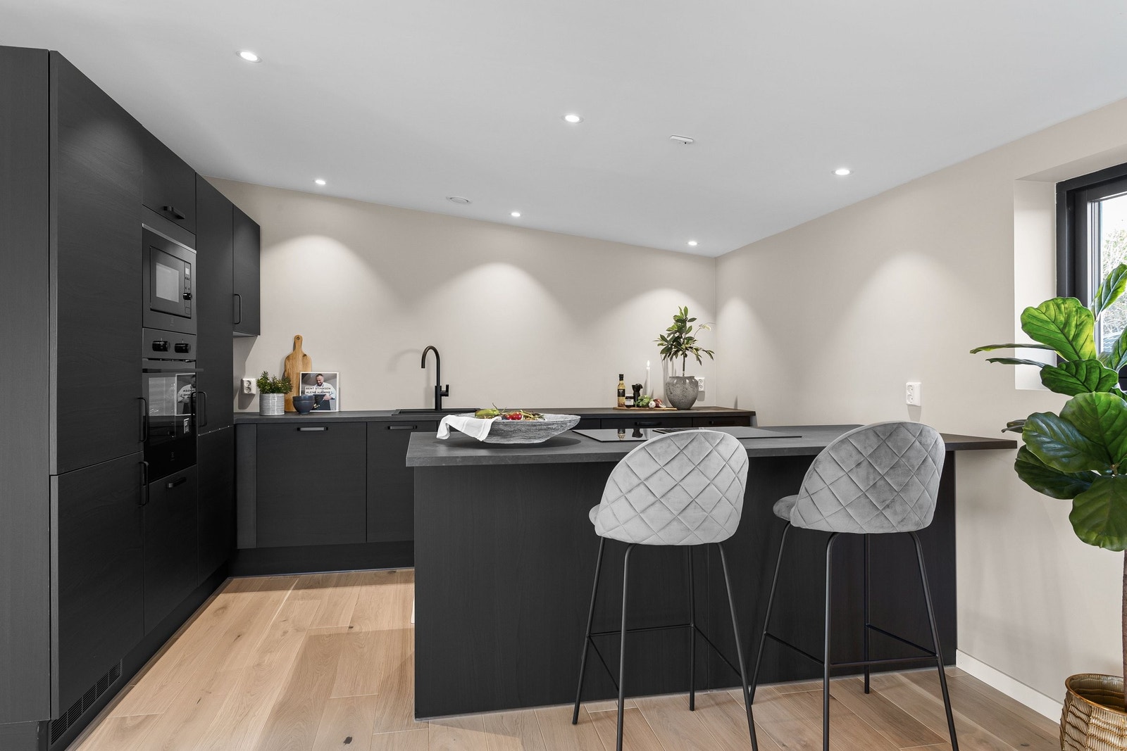 Kjøkkenet kombinerer elegant design med praktisk funksjonalitet på en harmonisk måte. Galleribilde