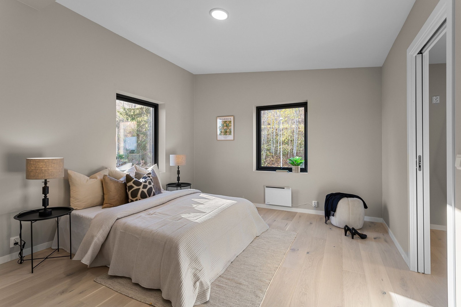 Hovedsoverommet i 2. etasje er lunt og behagelig innredet, med rikelig plass til dobbeltseng og nattbord. Galleribilde