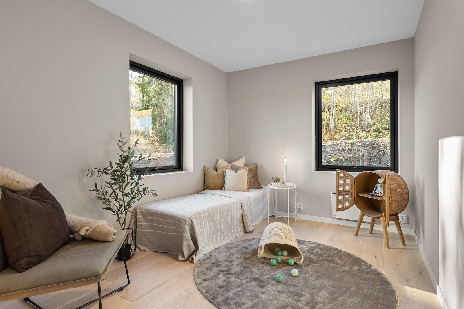 Soverommene har behagelige, delikate farger og et stilrent 1-stavs eikegulv fra Barlinek. Galleribilde