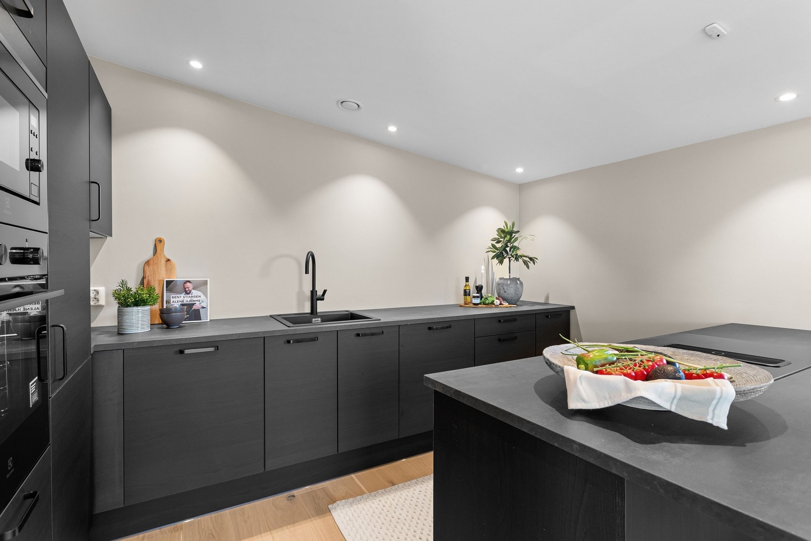 Kjøkkenet er utstyrt med integrerte hvitevarer av høy kvalitet som bred induksjonsplatetopp med integrert avtrekksvifte, stekeovn, micro, kjølfryseskap og oppvaskmaskin. Galleribilde