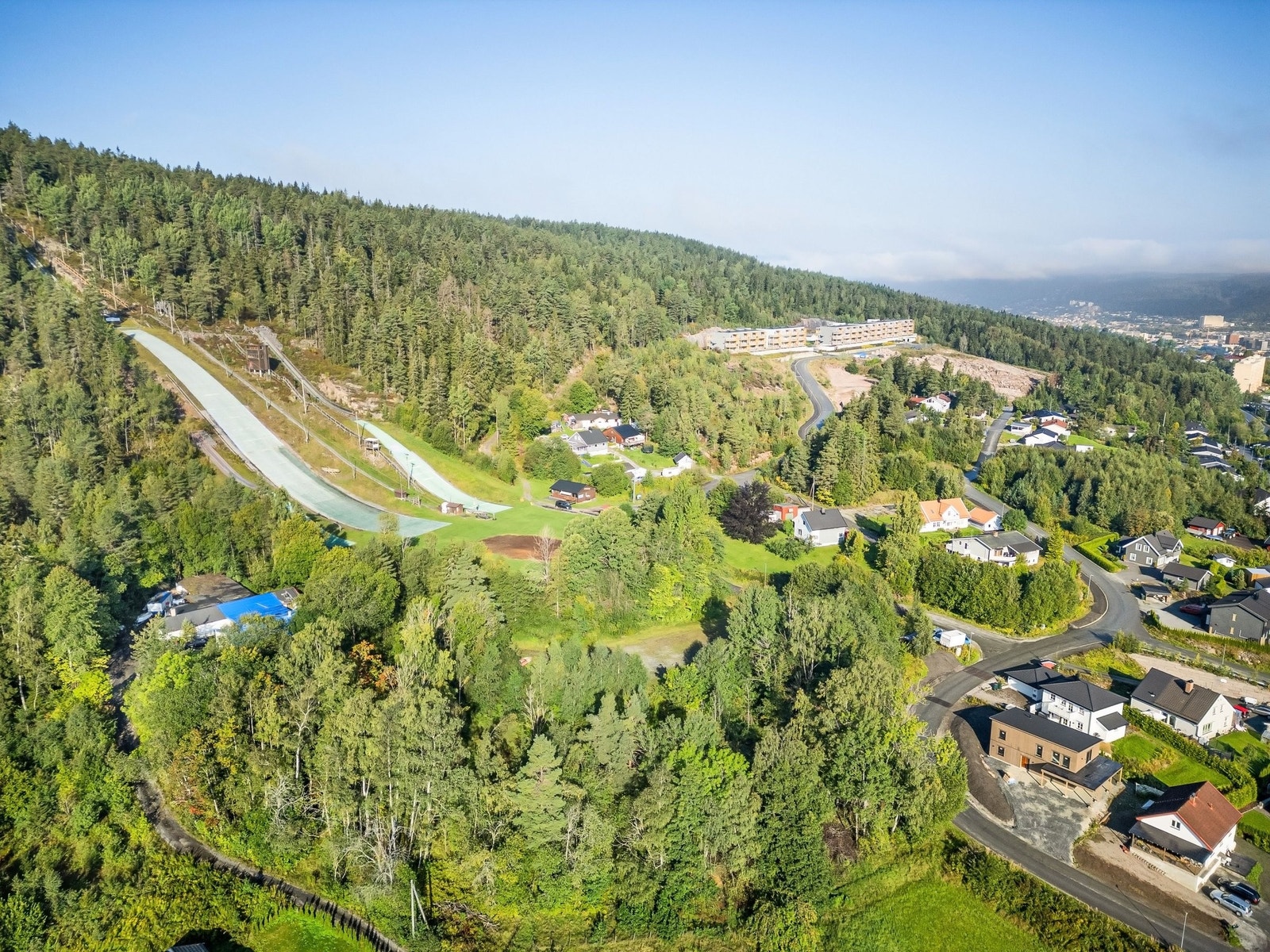 Gjerpenkollen hoppbakke ligger like ved, perfekt for intervalltrening. Galleribilde