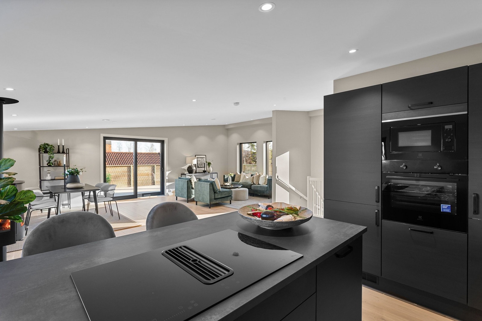 Kjøkkenet har en praktisk kjøkkenøy med ekstra oppbevaringsplass og barløsning, perfekt for at barna kan gjøre lekser mens maten tilberedes. Galleribilde