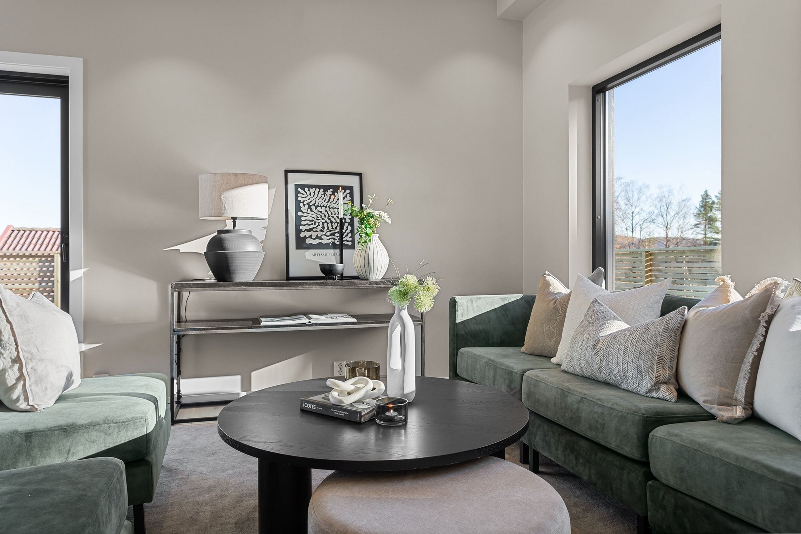 De store vindusflatene slipper inn rikelig med lys og gir stuen en luftig og innbydende romfølelse. Galleribilde