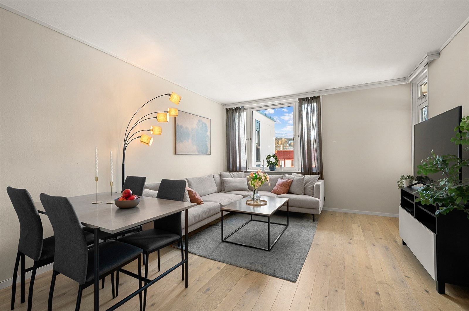 De rause vindusflatene slipper inn rikelig med naturlig lys, noe som gir rommet en luftig romfølelse. Galleribilde