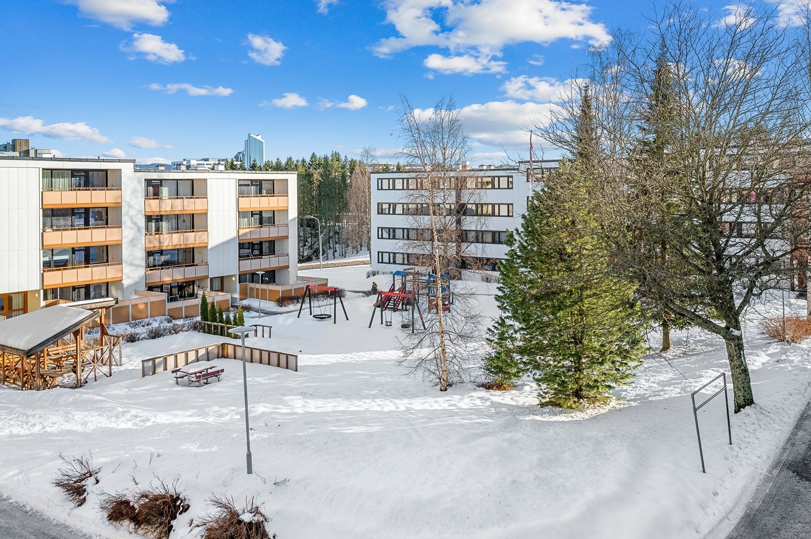 Pent opparbeidet uteområdet, perfekt for både store og små. Galleribilde