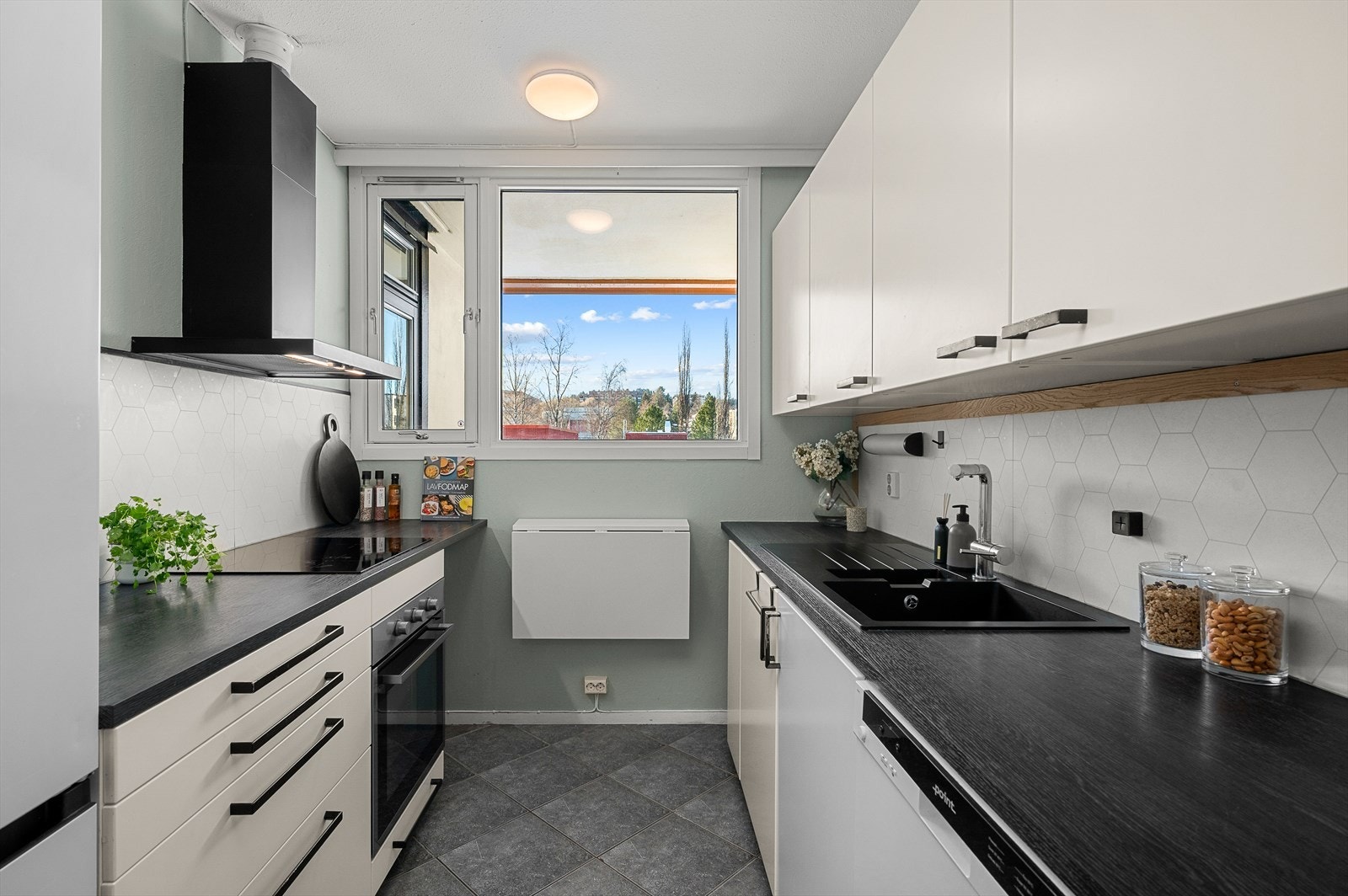 Kjøkkenet har rikelig med oppbevarings muligheter og en effektiv planløsning. Galleribilde