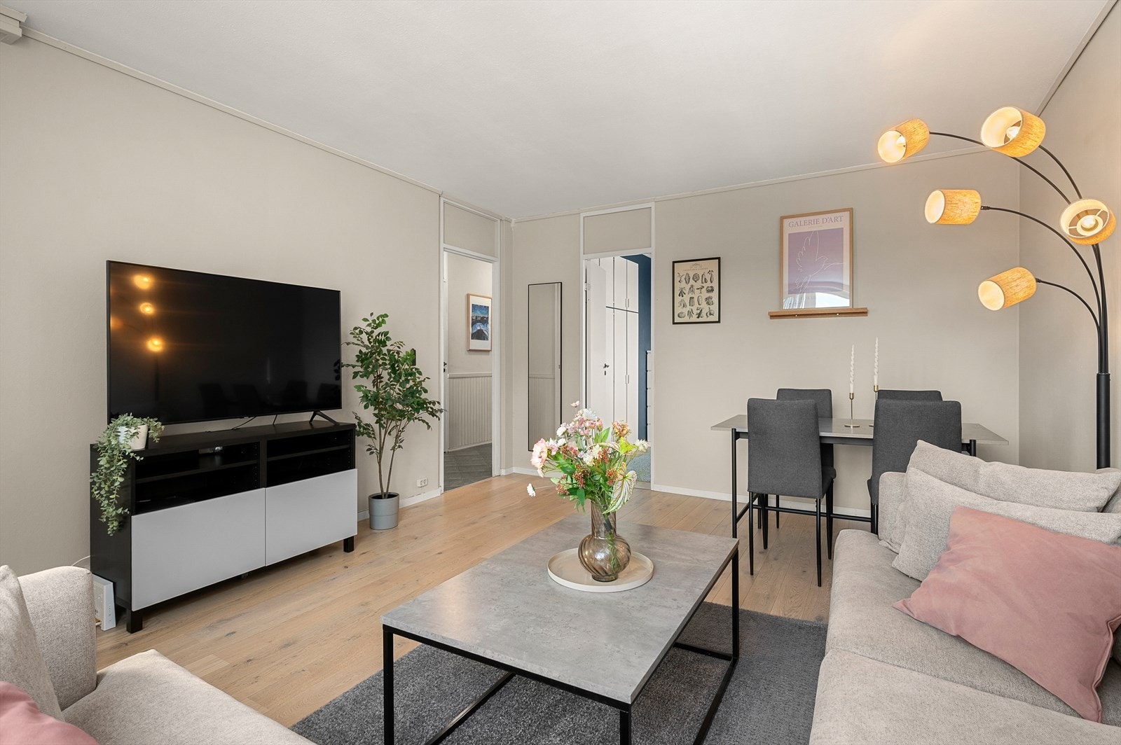 Boligen varmes opp ved hjelp av elektrisitet. Borettslaget har en kollektiv avtale med Telia for leveranse av internett og TV. Galleribilde