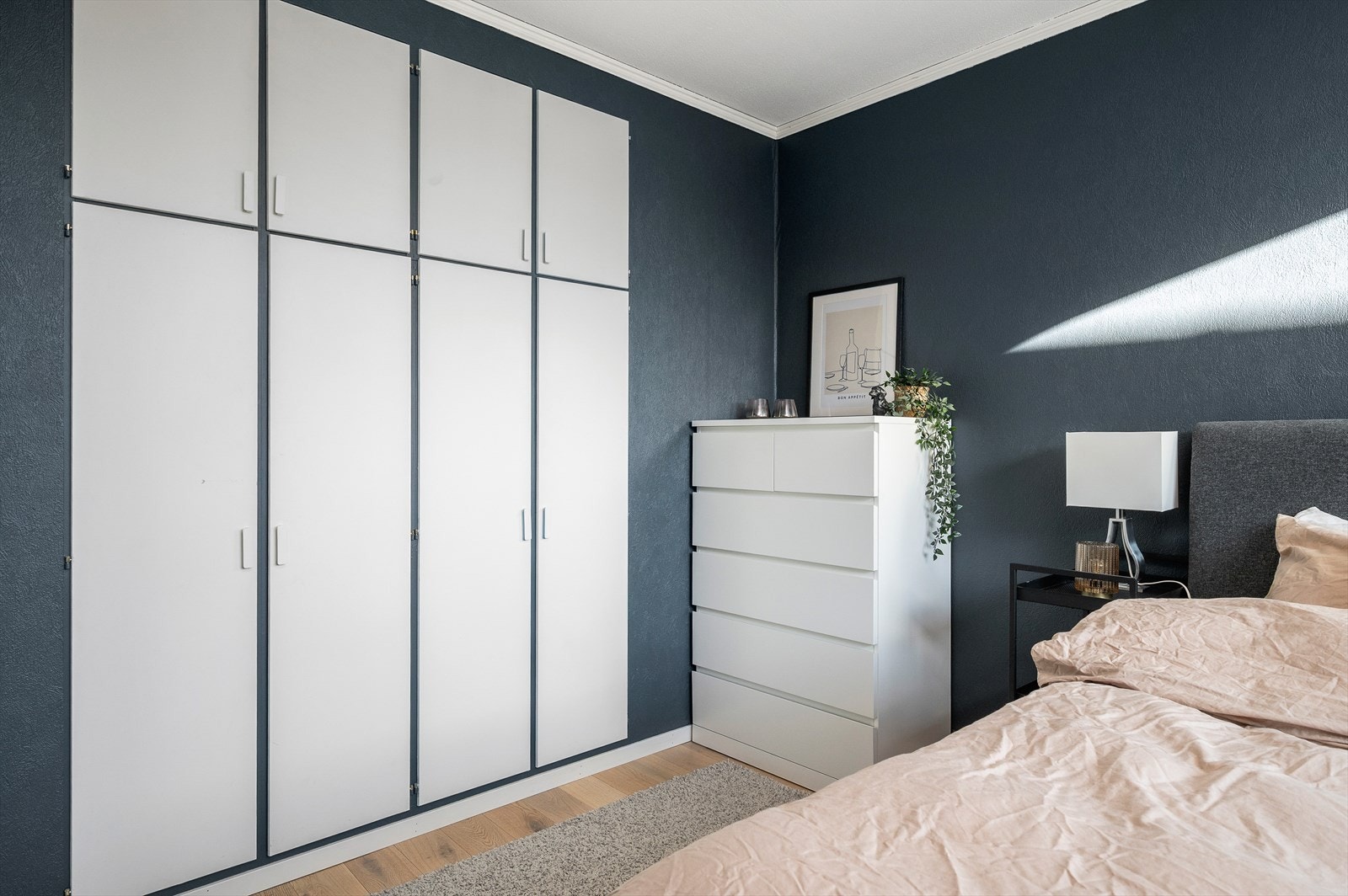 Godt med oppbevaring i innebygd garderobe. Galleribilde