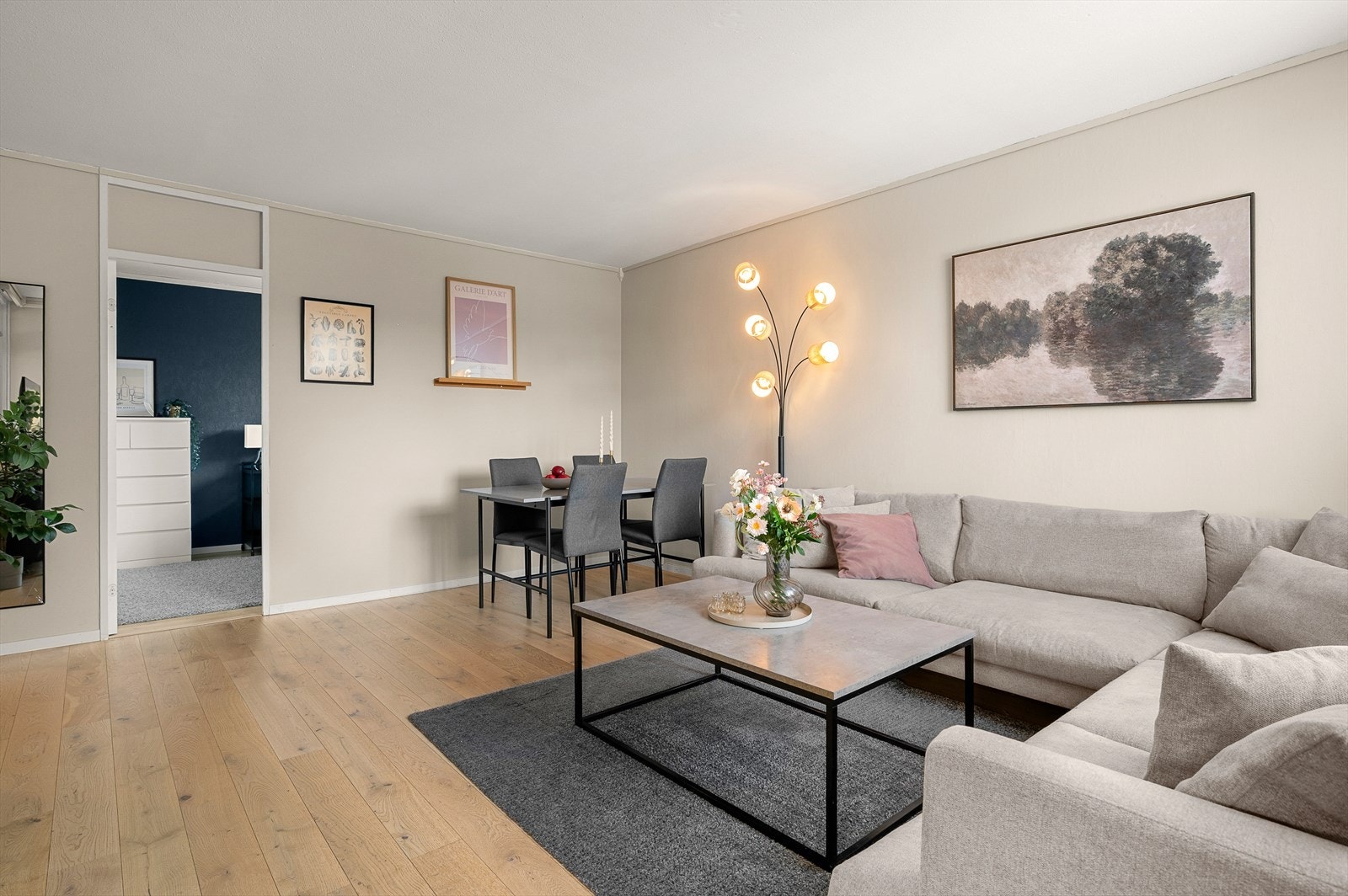 Stuen måler hele 21,5 m², her er det god plass til møblering av både sofagruppe og spisebord. Galleribilde