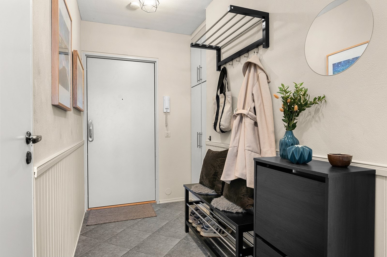 Velkommen inn! I entrèen er det god plass til å sette fra seg ytterklær og sko. Galleribilde