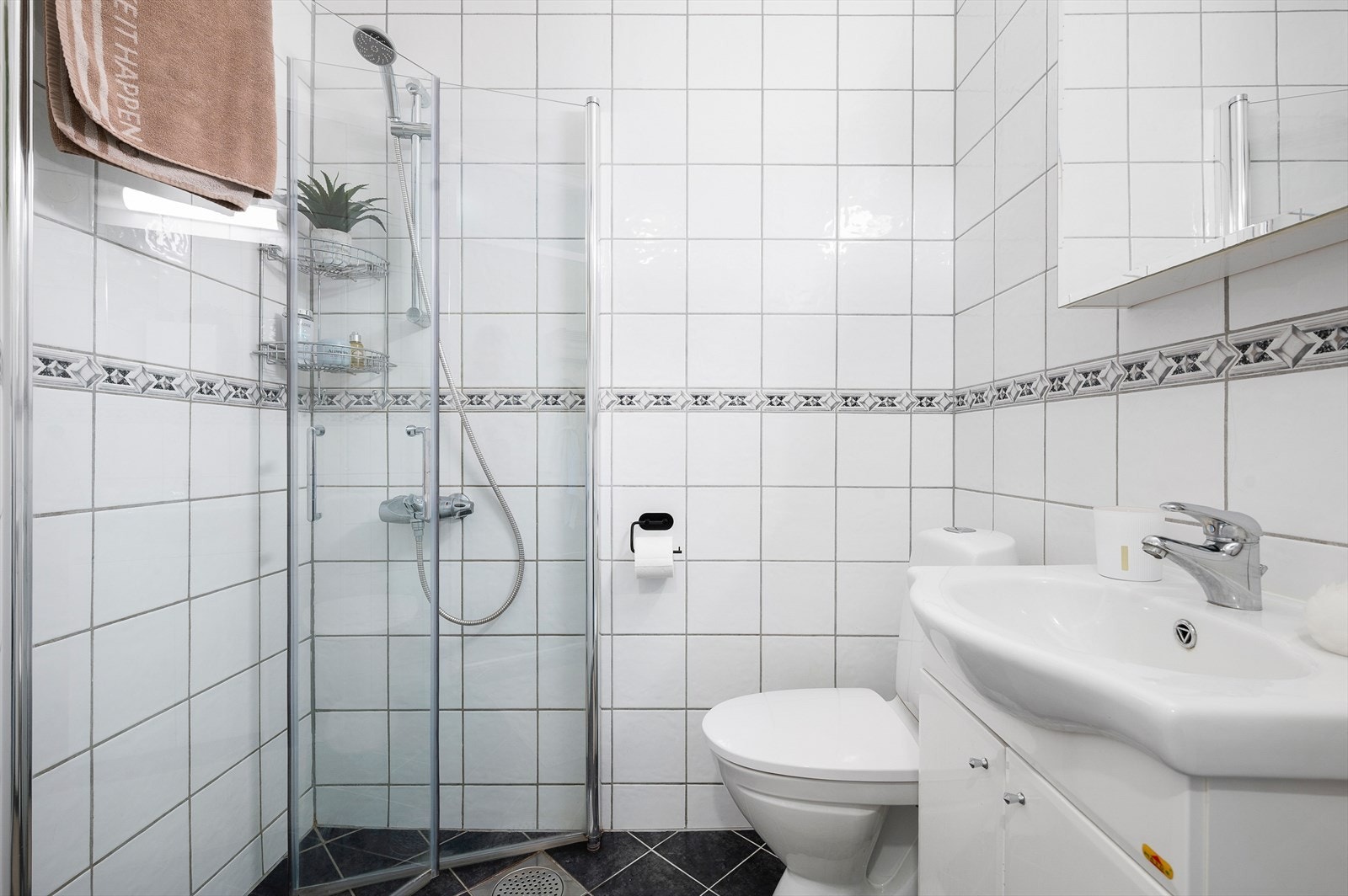 Pent flislagt bad med et stort og komfortabelt dusjhjørnet. Galleribilde