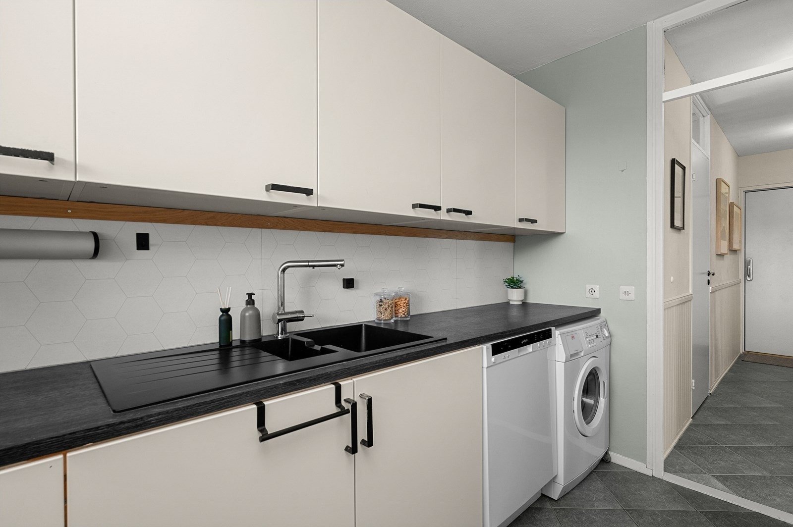 På kjøkkenet er det opplegg for både oppvaskmaskin og vaskemaskin. Galleribilde