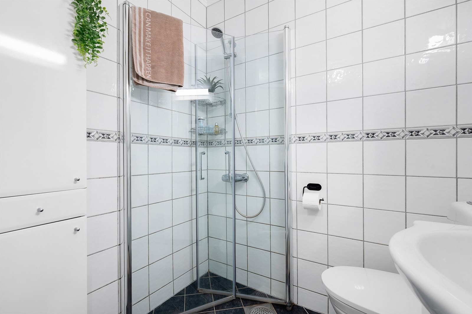 På badet er det godt med oppbevaring i skap under vask og høyskap. Galleribilde