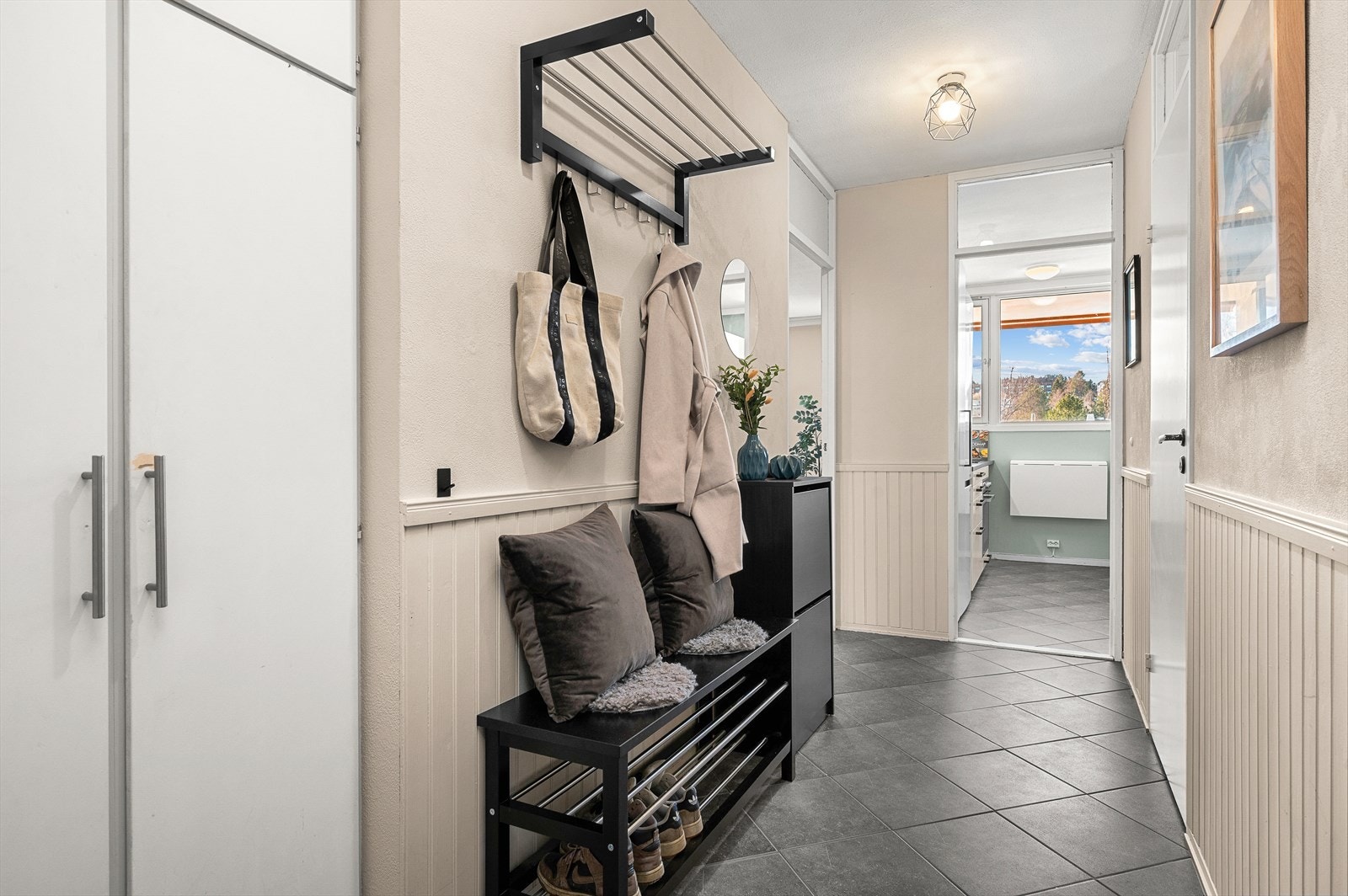 I tillegg til en garderobe som gir ekstra oppbevaring. Galleribilde