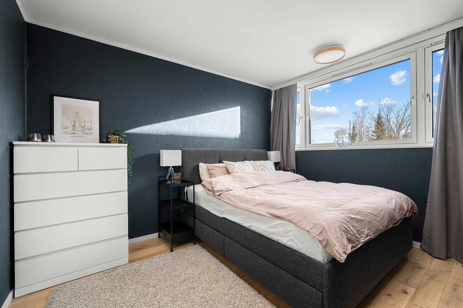 Soverommet måler hele 11 m², her er det god plass til møblering av dobbeltseng og det en skulle ønske. Galleribilde