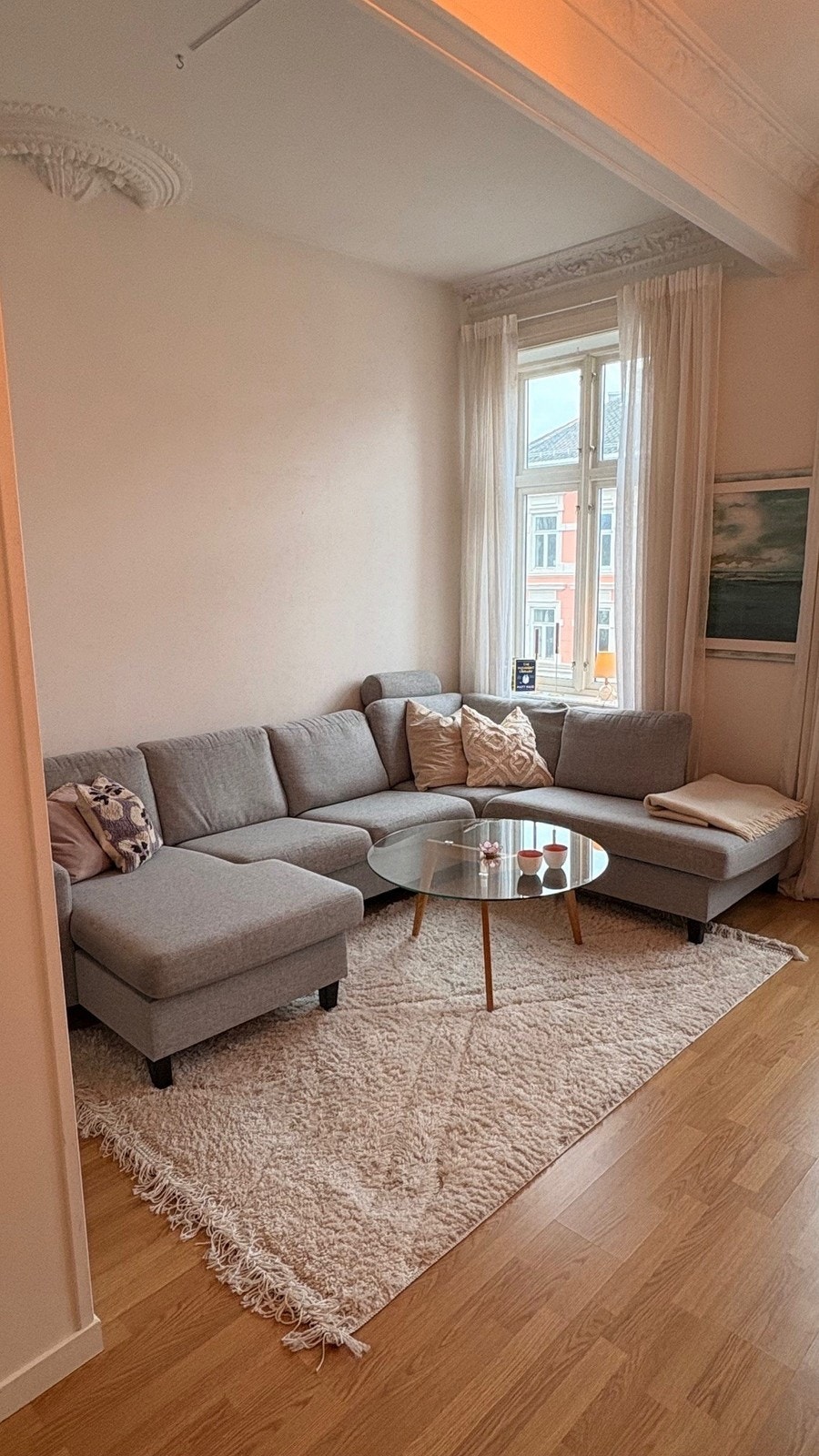 Stuen har god plass sofa og medfølegende møblement. Galleribilde