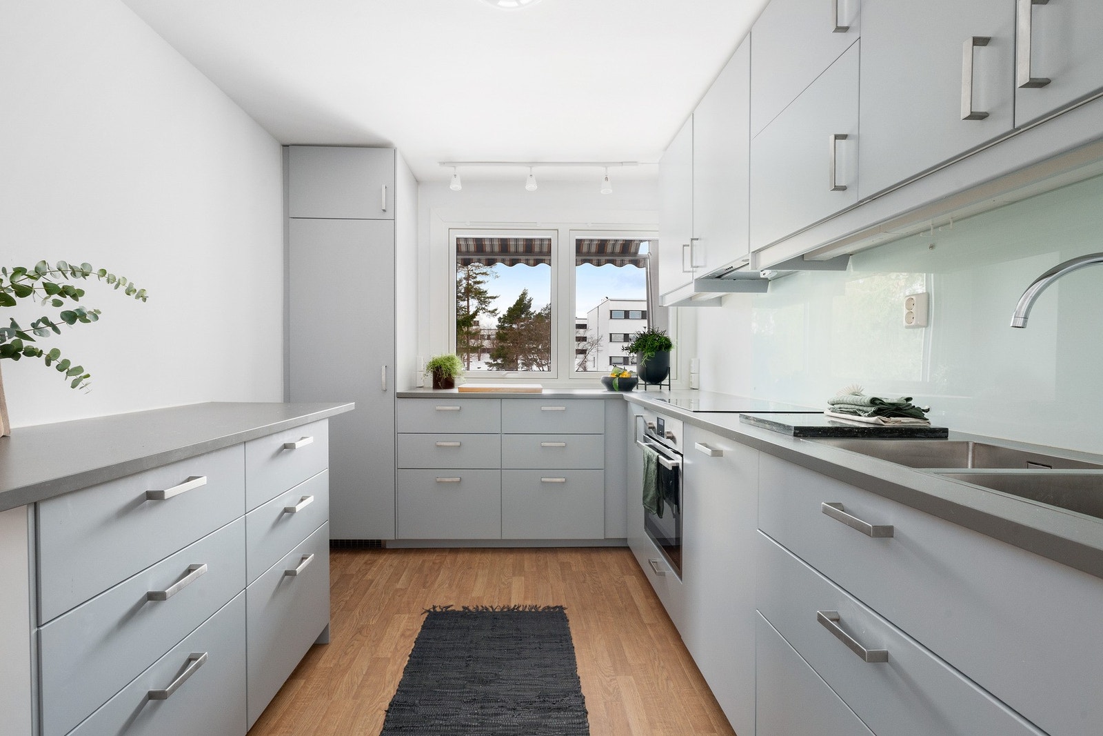 Innholdsrikt kjøkken med integrerte hvitevarer Galleribilde