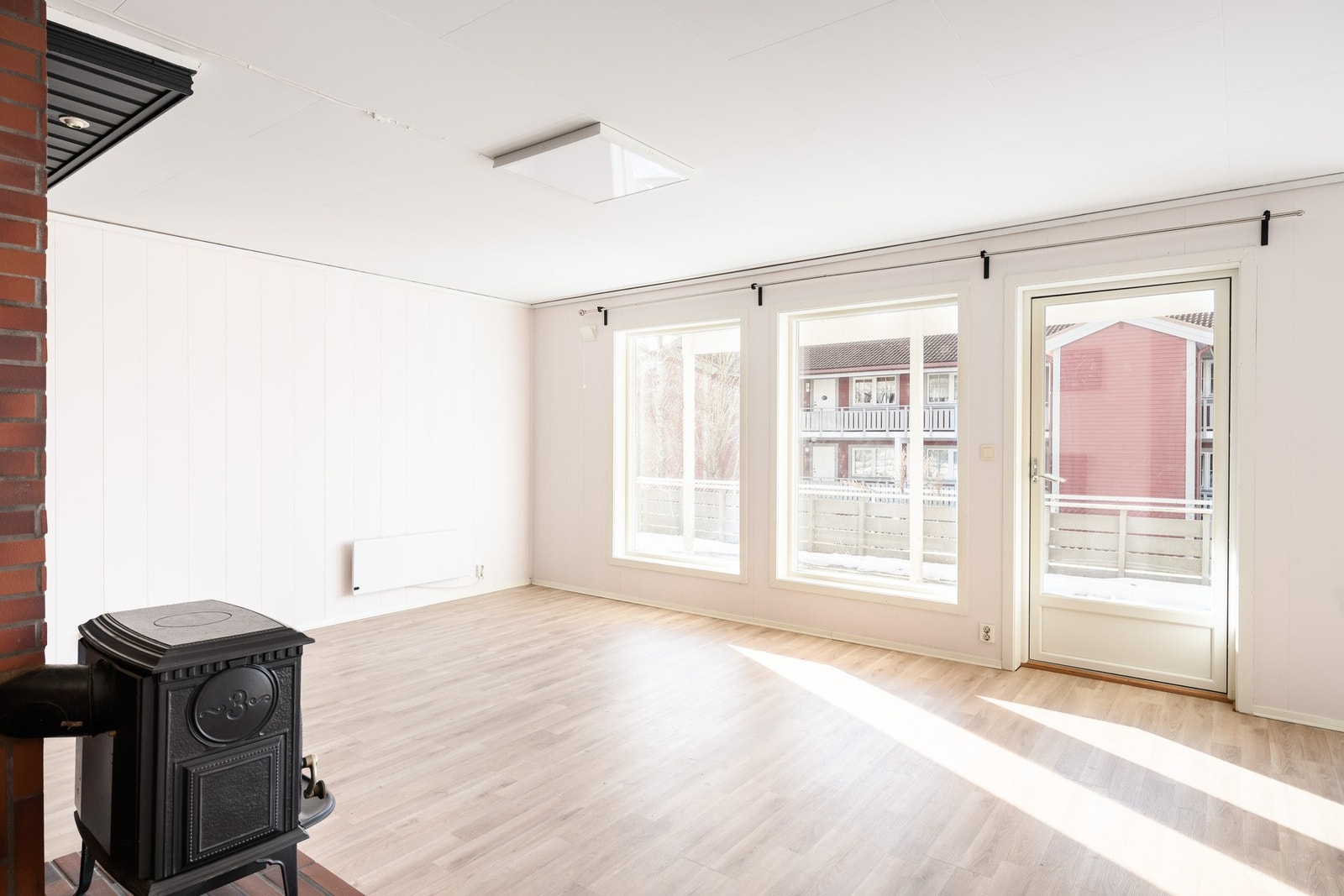 Stuen har lys laminat på gulvet. Galleribilde