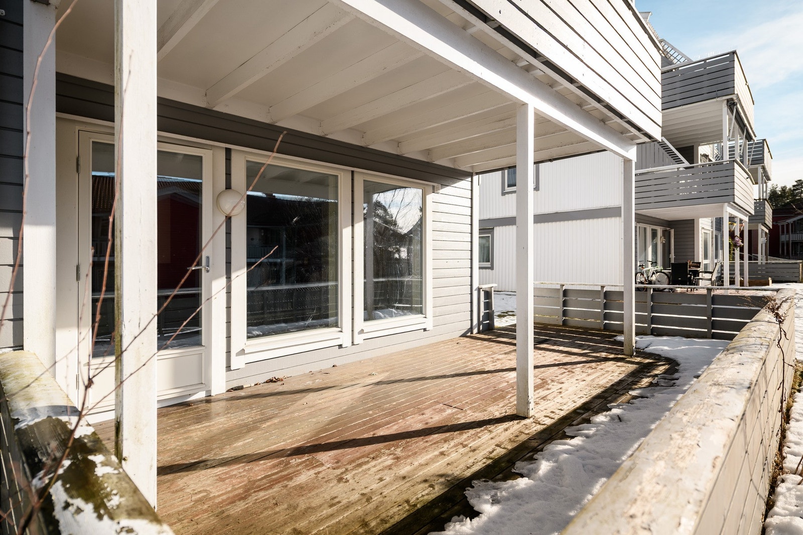 Leiligheten har utgang til en nordvestvendt, dels overbygd markterrasse på ca. 23 kv Galleribilde