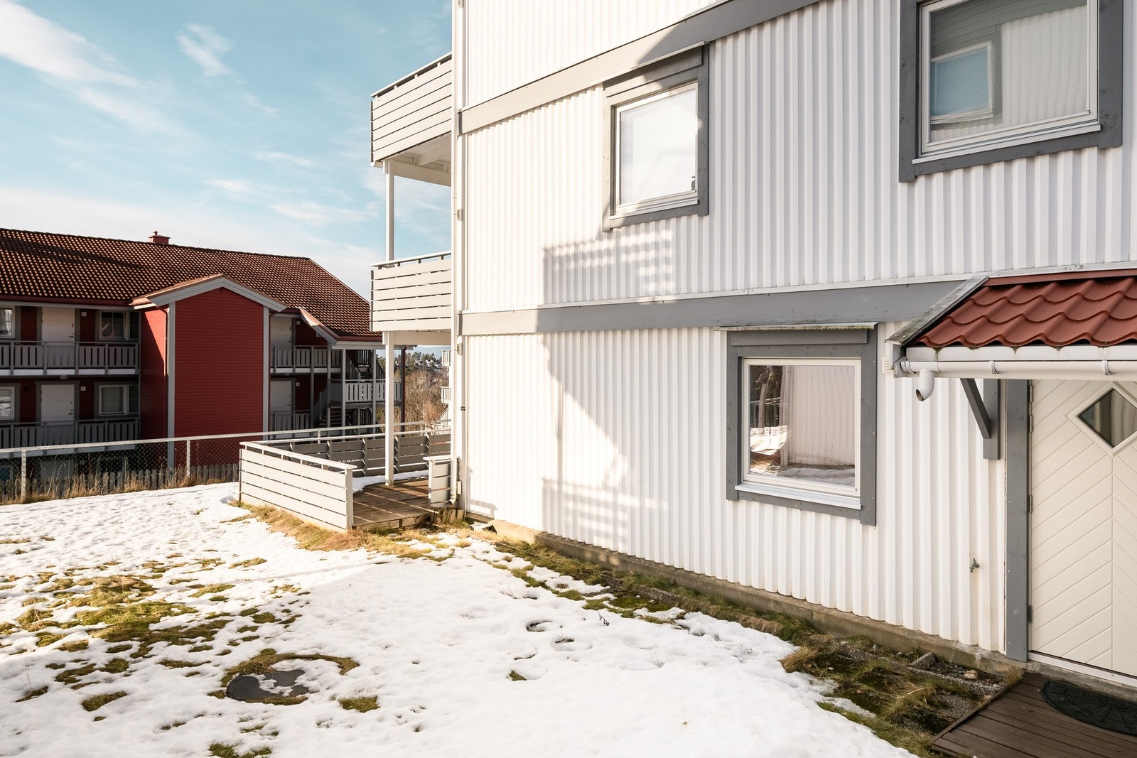 Det er boltreplass i en sydvestvendt, liten hage, og den har adkomst til den store markterrassen. Galleribilde