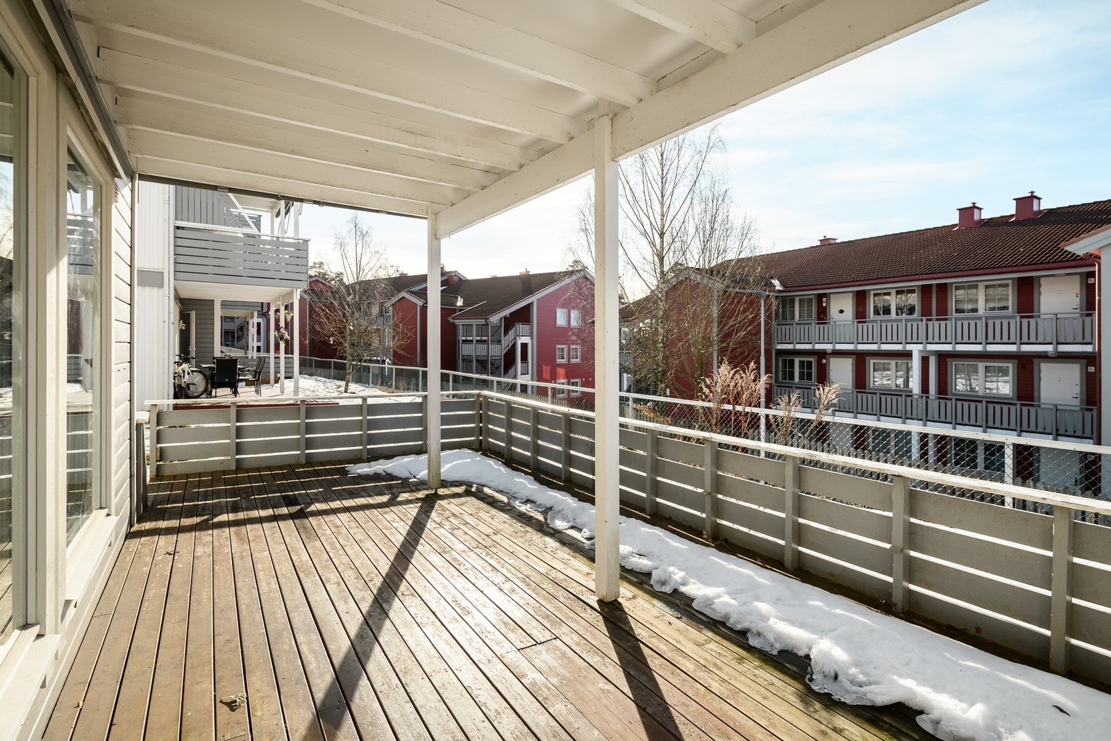 Her er det utmerket plass til grill og ønsket utemøblement. Galleribilde