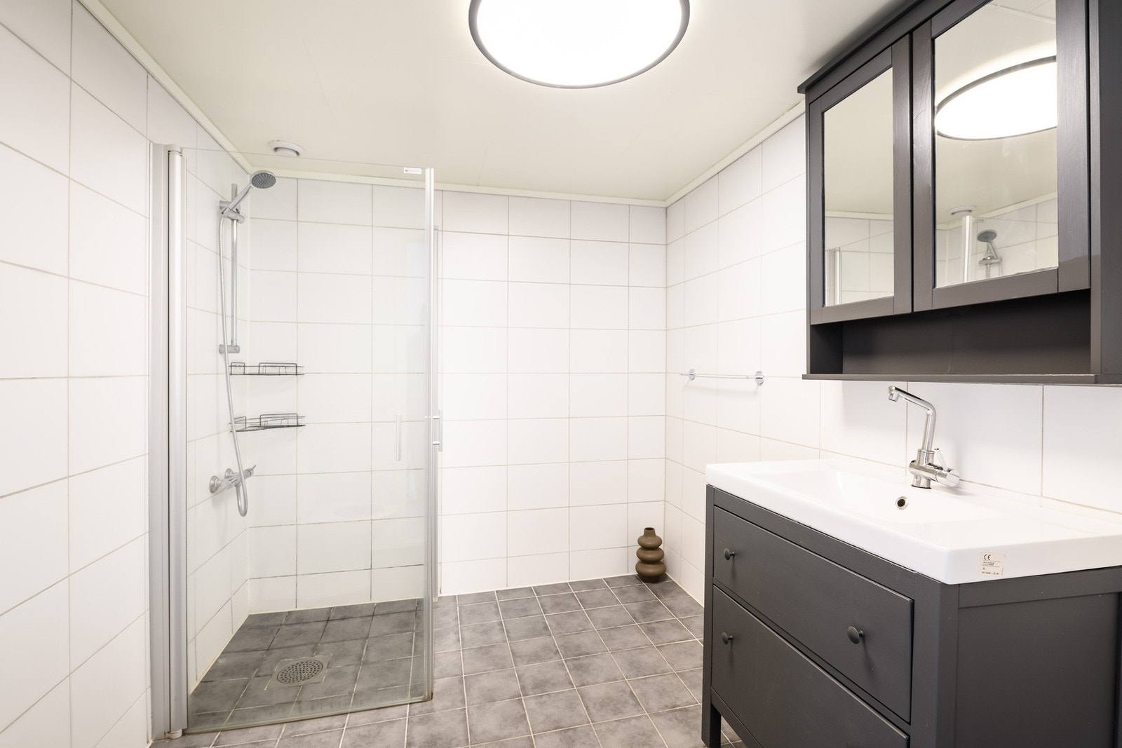 Leiligheten har et pent, helfliset bad med elektrisk varme i gulvet. Galleribilde